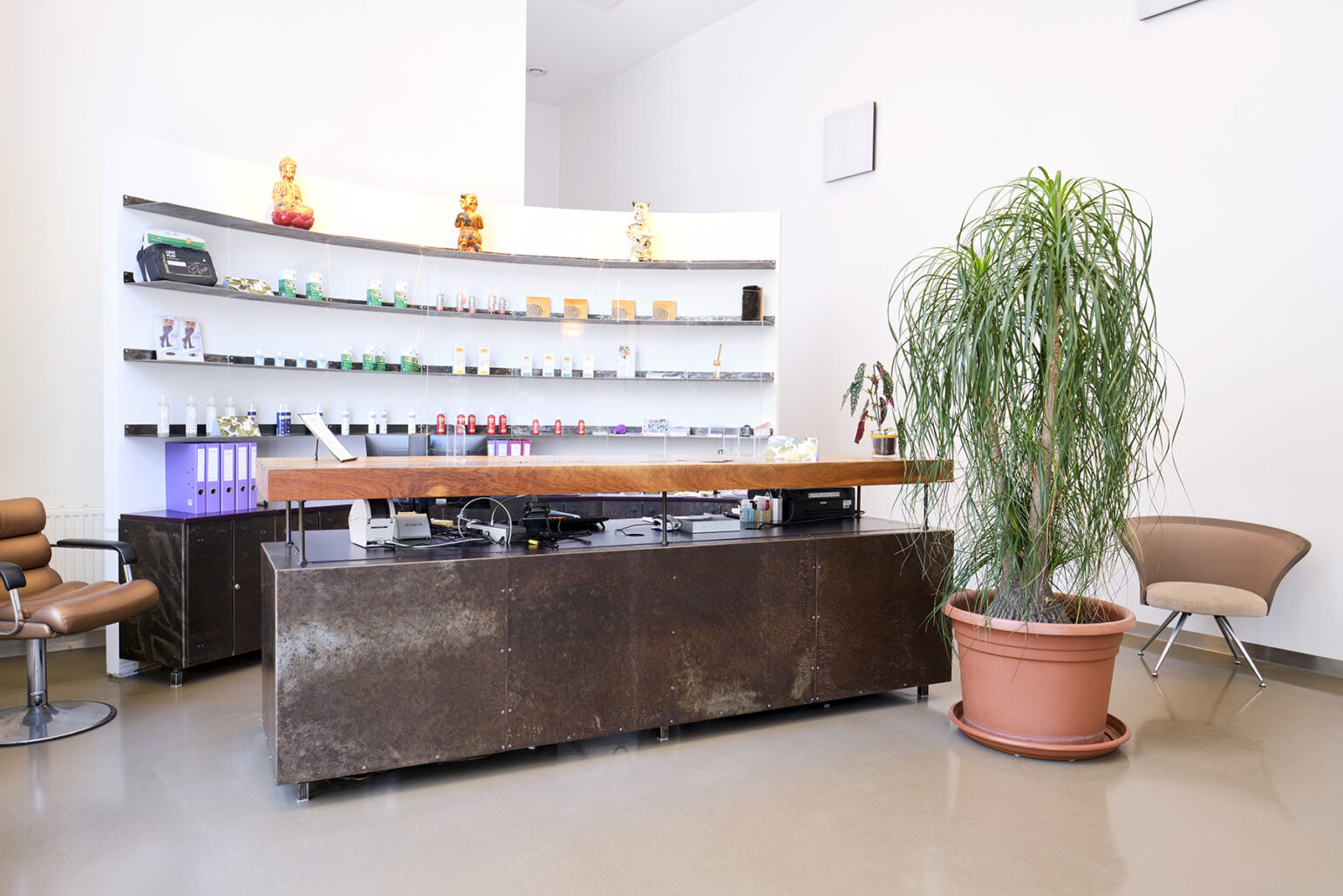 Reception desk with payment infrastructure cash and "Bankomatkarte" 