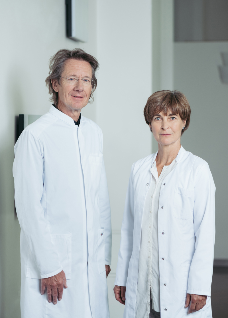 Reisemediziner Dr. Georg Stühlinger und Dr. Ursula Hollenstein in der Praxis